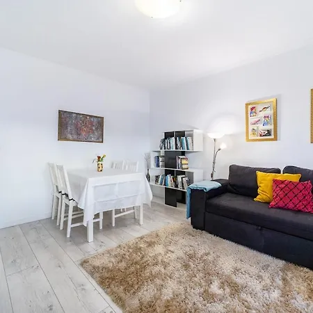 Sea Breeze 2-bedroom 10m Walk To The * Estoril
