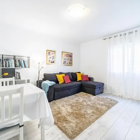 Sea Breeze 2-bedroom 10m Walk To The Apartamento Estoril