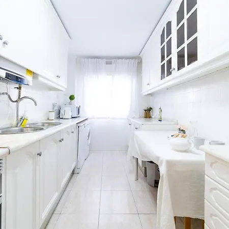 Sea Breeze 2-bedroom 10m Walk To The Apartamento