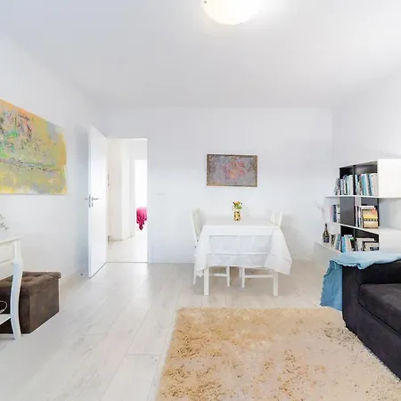 Sea Breeze 2-bedroom 10m Walk To The Apartamento *