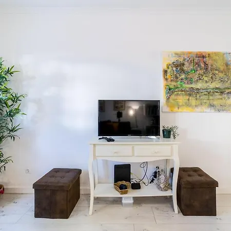 Sea Breeze 2-bedroom 10m Walk To The Apartamento Estoril