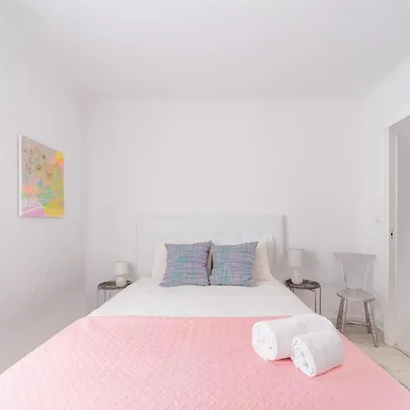Sea Breeze 2-bedroom 10m Walk To The
