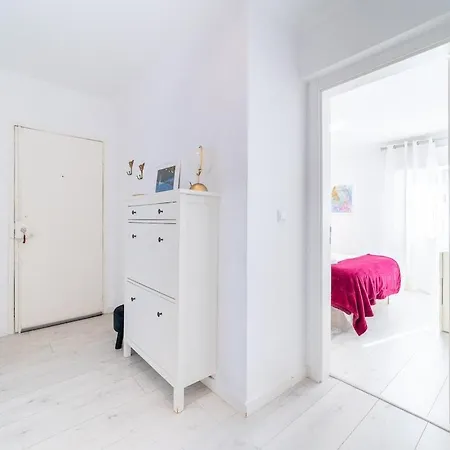 Sea Breeze 2-bedroom 10m Walk To The Apartamento Estoril