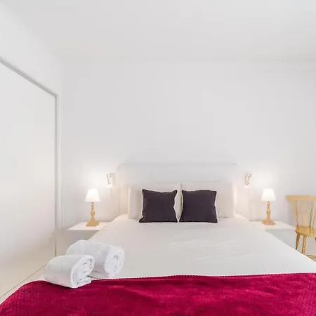 Sea Breeze 2-bedroom 10m Walk To The *
