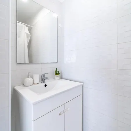 Sea Breeze 2-bedroom 10m Walk To The Apartamento